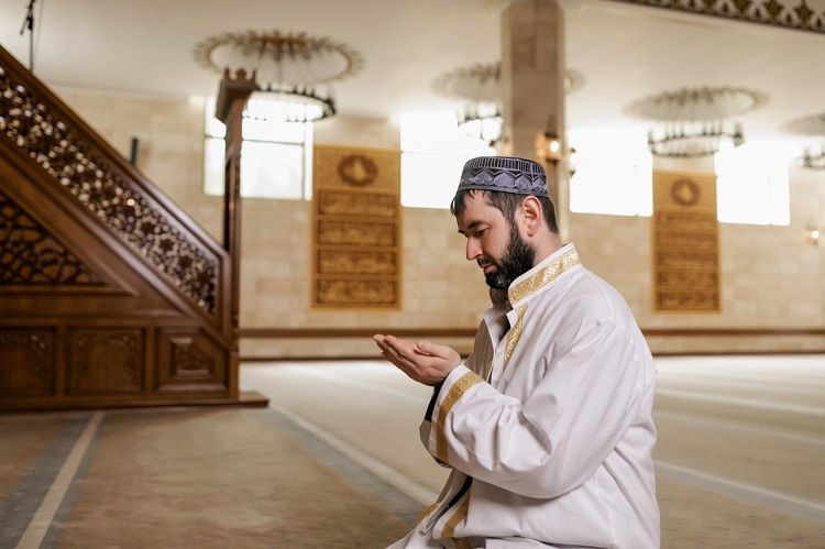 Ilustrasi orang sedang berdoa dalam masjid