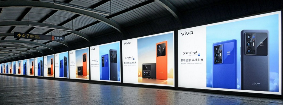Poster smartphone Vivo X70 Pro Plus yang menampilkan tiga pilihan warna.