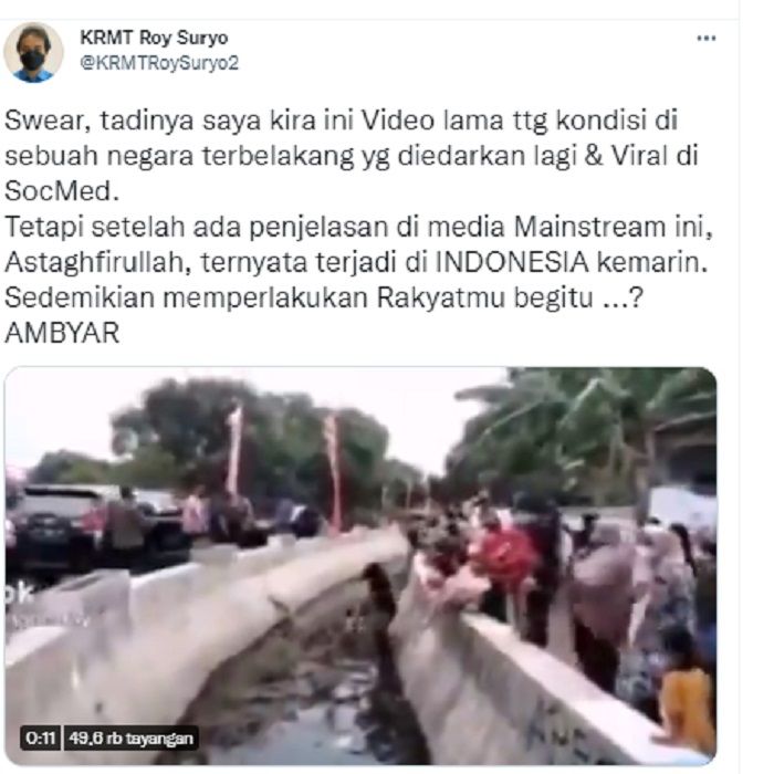 Roy Suryo mengaku miris melihat video warga Cirebon yang rela turun ke selokan demi mengambil bingkisan dari Jokowi.*