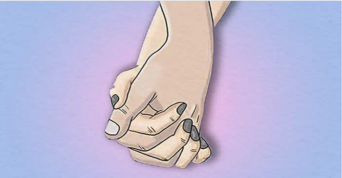 Cara berpegangan tangan dengan jari-jari yang saling terjalin.