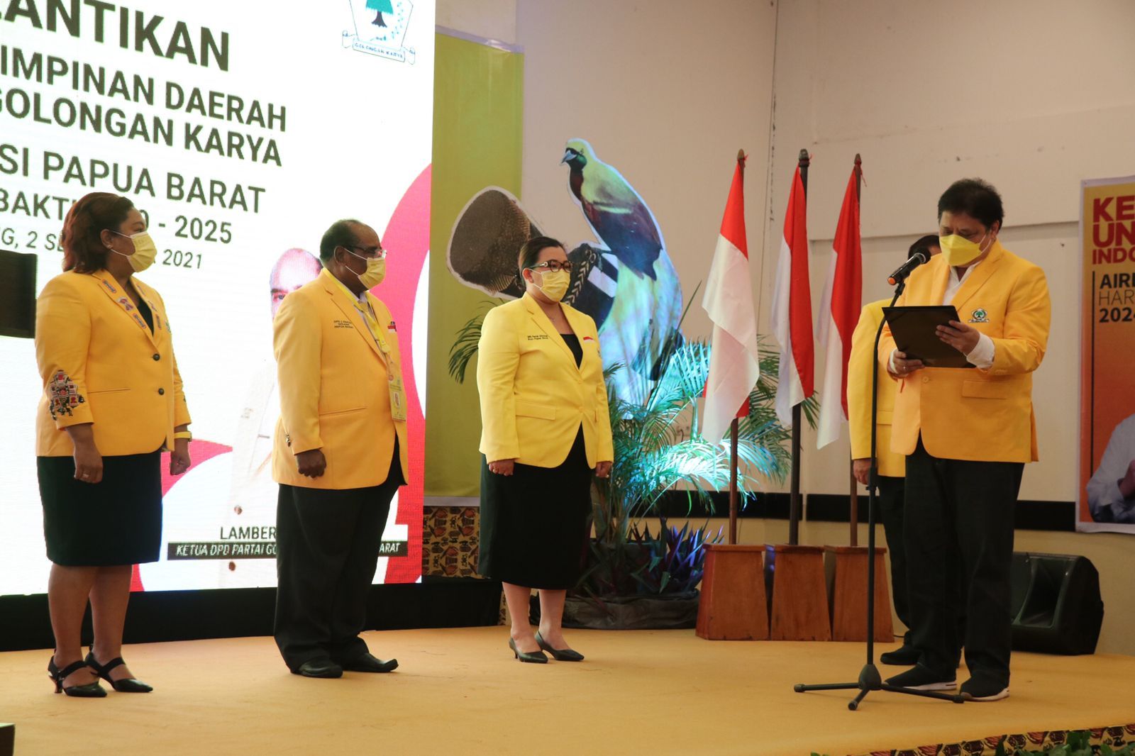Ketua Umum DPP Partai Golkar Airlangga Hartarto, resmi melantik pengurus DPD Partai Golkar Papua Barat periode 2020-2025, di Vega Hotel Sorong, kamis 2 September 2021.