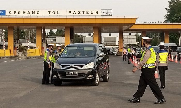 Petugas memeriksa kelengkapan persyaratan pada penyekatan ganjil genap di Gerbang tol Pasteur, Jumat 3 September 2021.