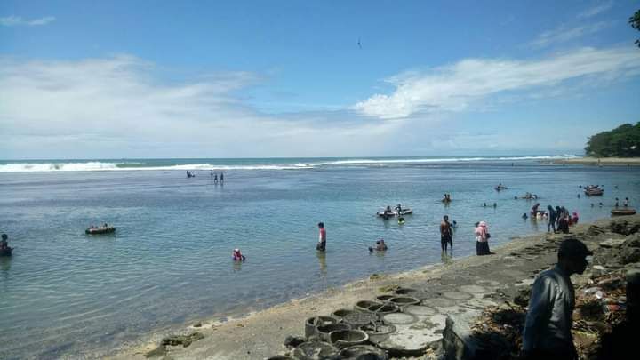 Sejumlah wisatawan mulai ramai mengunjungi Pantai Sindangkerta Kecamatan Cipatujah Kabupaten Tasikmalaya, setelah objek wisata di Kabupaten Tasikmalaya mulai buka kembali.