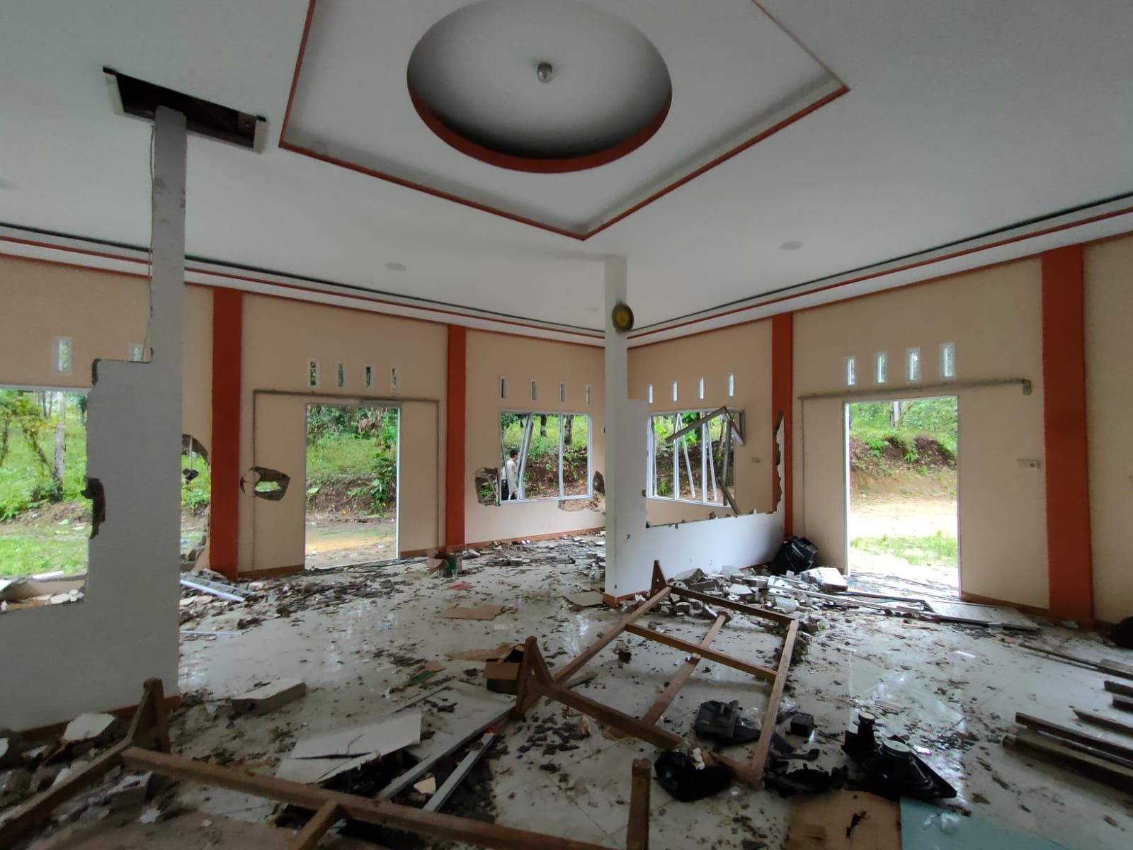 Masjid milik Jamaat Ahmadiyah Indonesia yang dirusak oleh kelompok radikal