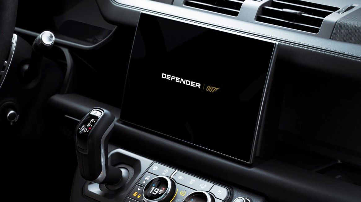 layar monitor 11,4 inci yang dikembangan Pivi Pro di dalam kabin Land Rover Defender V8 Bond Edition