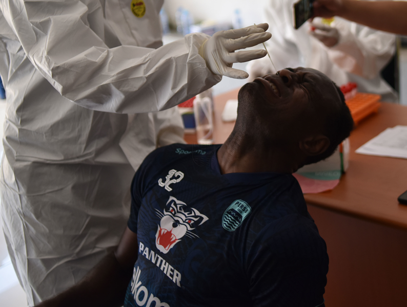 Victor Igbonefo dan kawan-kawan  menjalani tes pemeriksaan antigen sebelum laga menghadapi Barito Putera