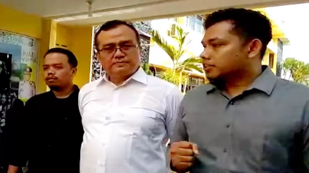 Dosen USK Saiful Mahdi (kemeja putih) bersama kuasa hukumnya Syahrul (kanan) saat memberikan keterangan usai menjalani pemeriksaan di Mapolresta Banda Aceh, di Banda Aceh. ANTARA/HO-Dok.pribadi.
