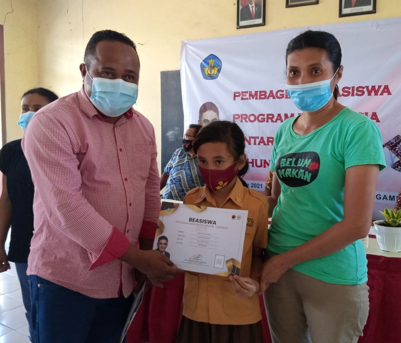 Staf Ahli Dapil AHP, Gusti Poa, saat menyerahkan sertifikat beasiswa PIP kepada siswa SDI Nangameting, Kecamatan Alok Timur, Kabupaten Sikka