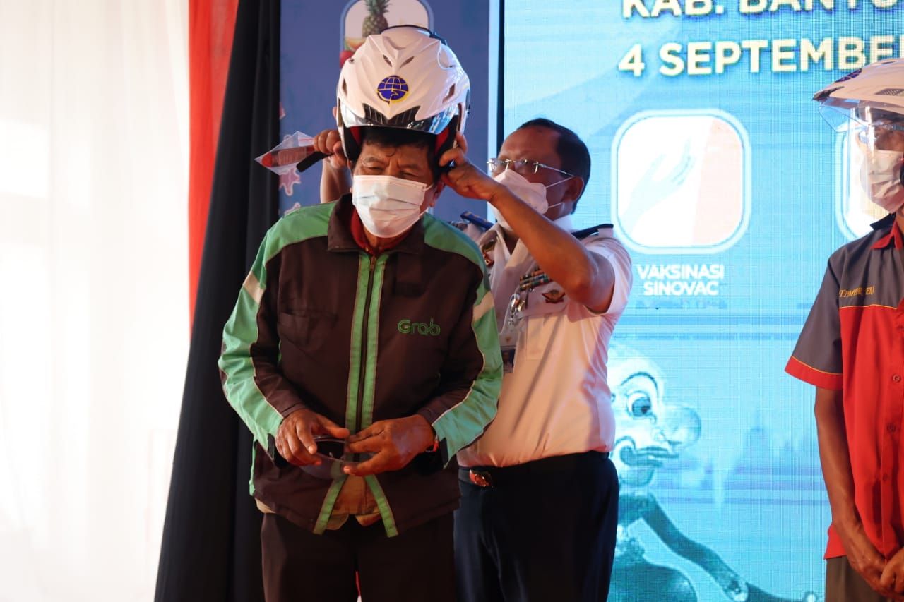Kemenhub memberikan secara simbolis helm kepada masyarakat dan pekerja transportasi di Purwokerto, 4 September 2021.