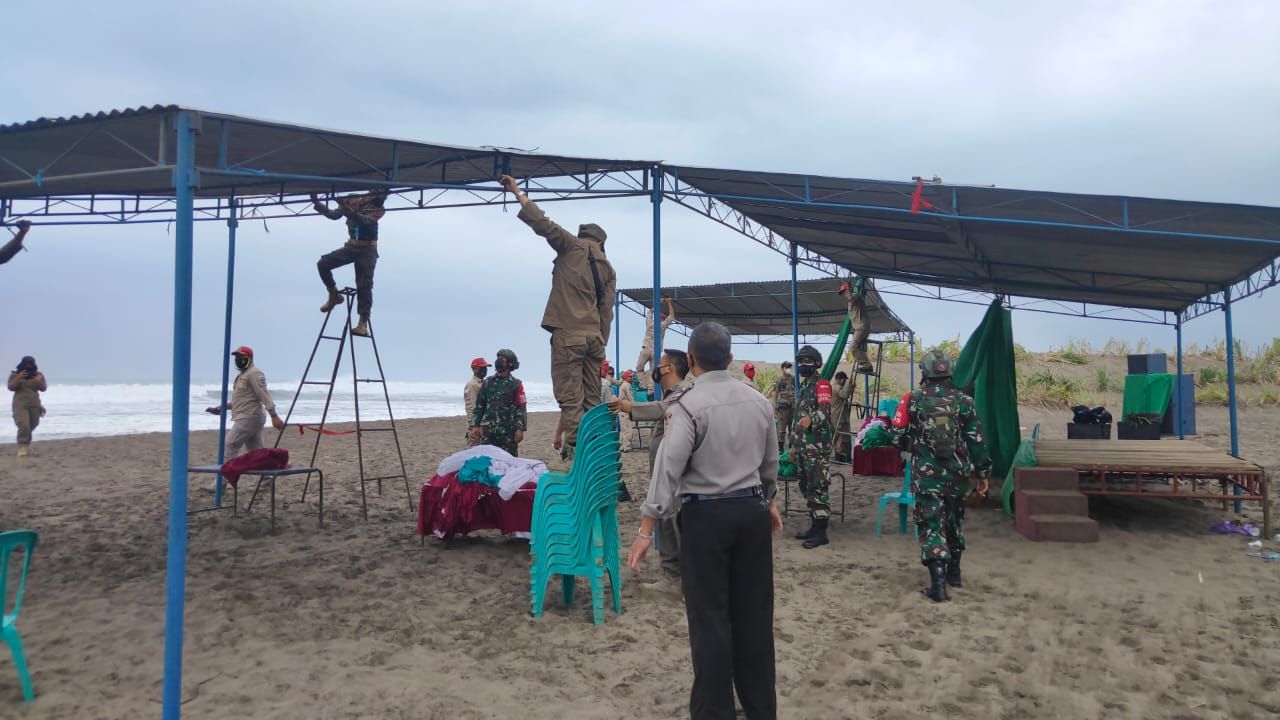 Petugas membongkar tenda yang dipasang di pinggir pantai barat Pangandaran.
