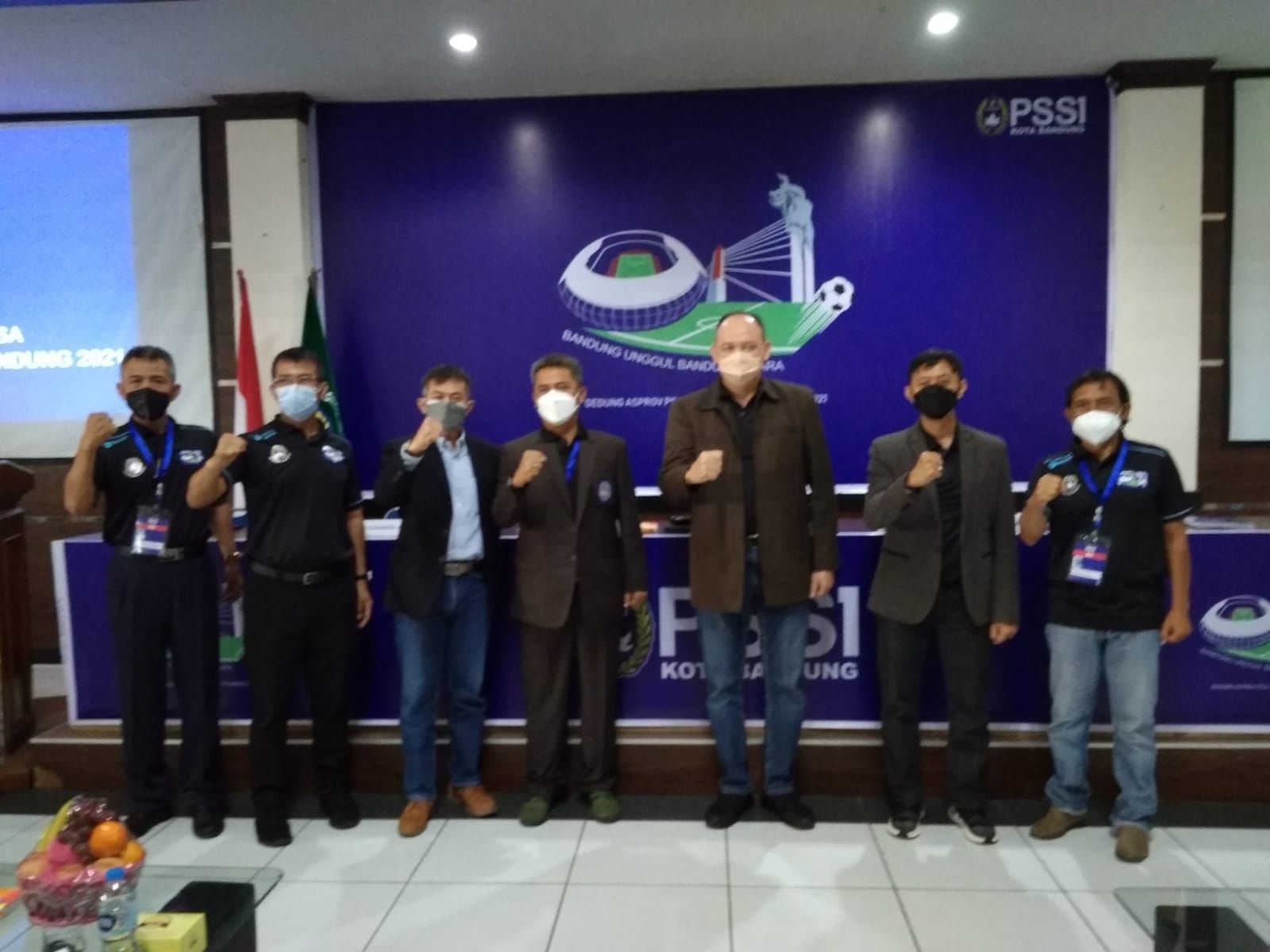 Jajaran Pengurus Askot PSSI Kota Bandung berfoto bersama usai pembukaan Kongres Tahunan di Gedung PSSI Jabar, Minggu 5 September  2021