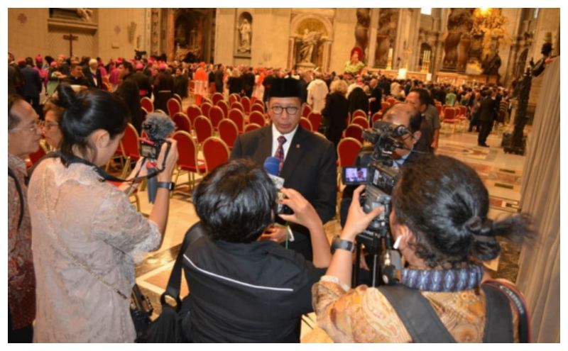 Lukman Hakim Saifuddin bertemu dengan para jurnalis di Basilika Santo Petrus Vatikan