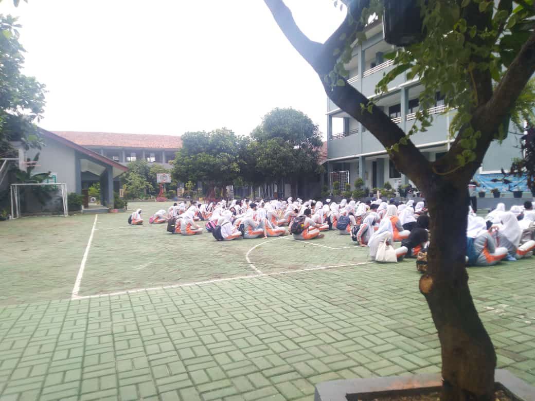 Siswa/i SMP Negeri 9 Tangsel mengikuti penjelasan PTM / Bagus Joko