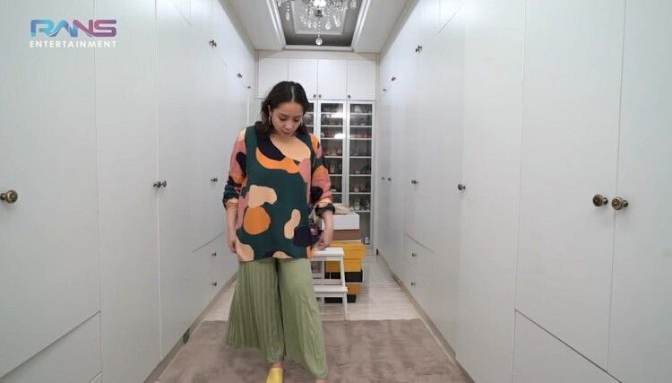 Nagita Slavina dengan busana mix and match antara blouse dan celana plisket