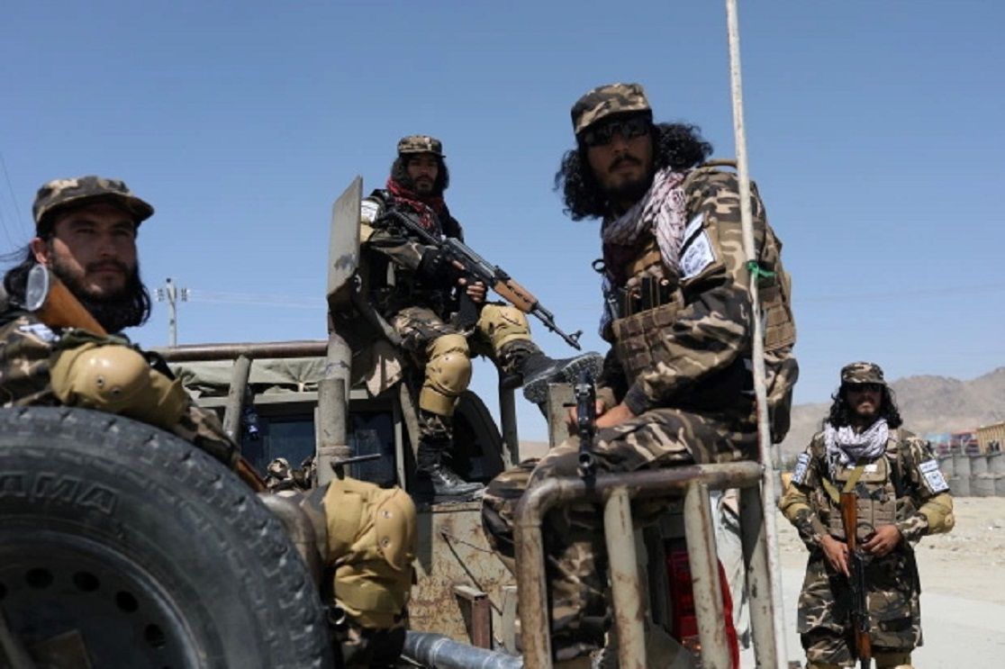  Anggota Pasukan Khusus Intelijen Taliban menjaga lapangan terbang militer di Kabul.  