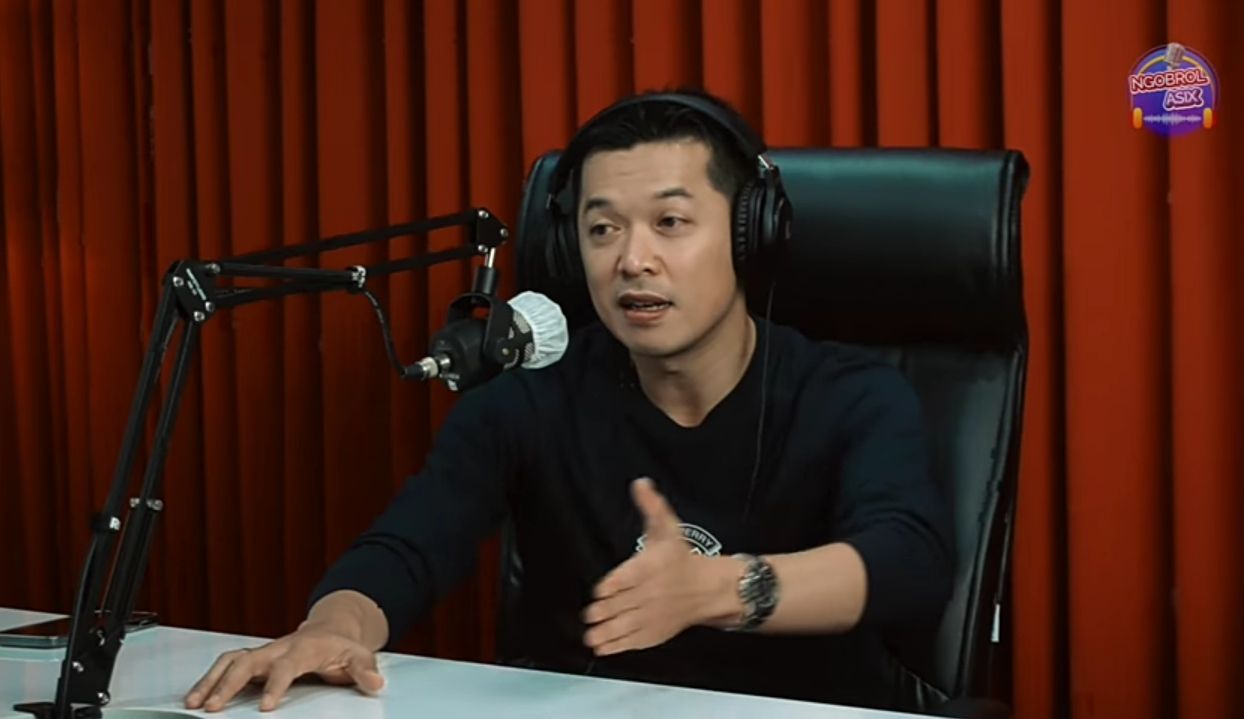 Potret Taufik Hidayat dalam kanal Youtube NGOBROL ASIX