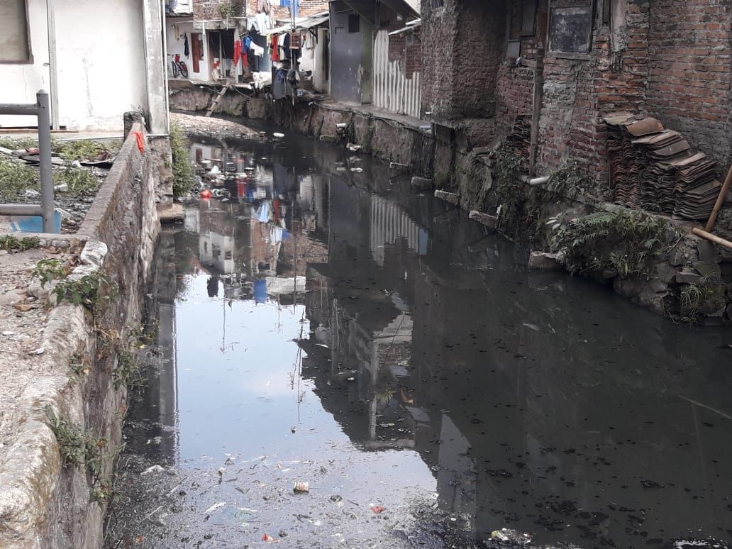Kondisi Sungai Cipahit Jalan Laswi Kota Bandung yang telah dibersihkan oleh PD Kebersihan pada Selasa, 7 September 2021