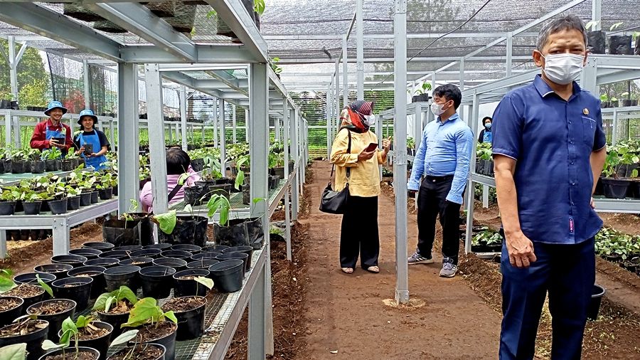 Kepala Seksi Pasca Panen dan Hortikultura DTPH Jawa Barat Chakrawati berbincang-bincang dengan Raden Trizaldi Prima Alamsyah, pendamping Program Petani Milenial dari  PT AgroJabar