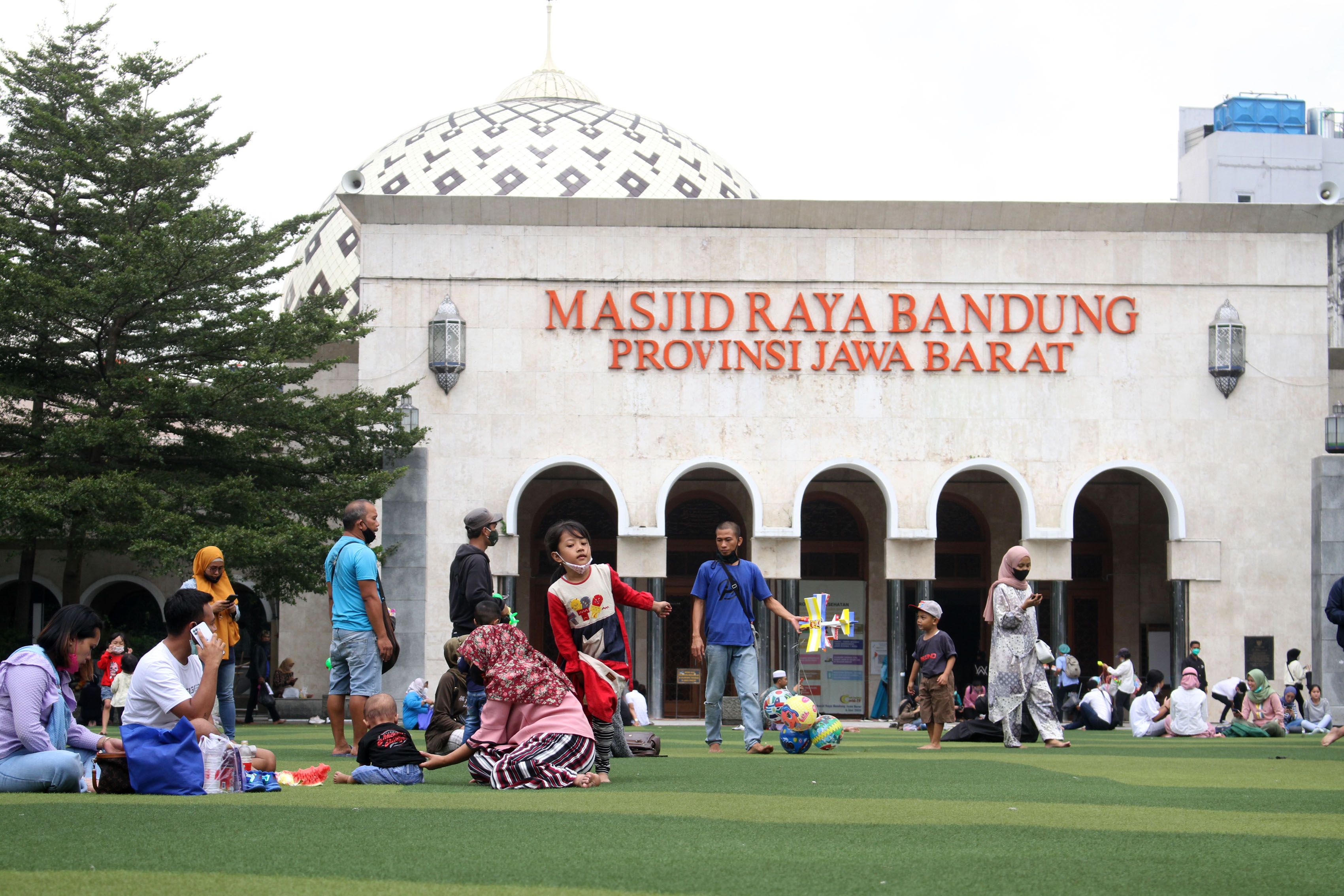 WARGA beraktivitas di taman Alun-alun Bandung, Jln. Dalem Kaum, Kota Bandung, Selasa, 7 September 2021./Darma Legi/Galamedia