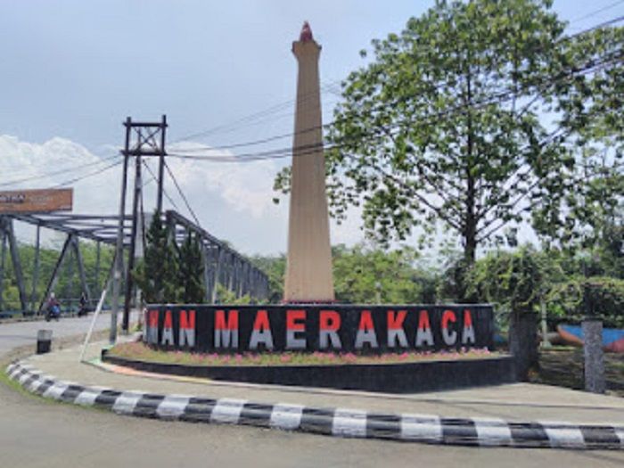 Tugu mirip monas di kompleks Taman Maerakaca Purbalingga. 