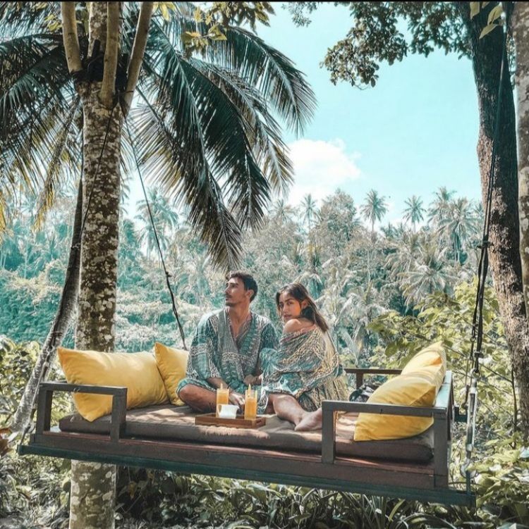 Sembari menikmati pemandangan di Pulau Bali dengan segelas jus jeruk, keduanya berfoto ala-ala film Tarzan dan Jane.