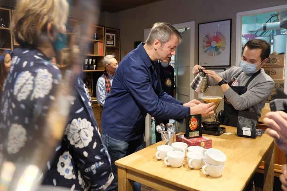 KBRI Helsinki bekerja sama dengan Mokkamestarit selenggaraka uji rasa berbagai kopi asal Indonesia.