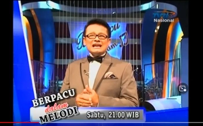 Koes Hendratmo saat membawakan acara 'Berpacu dalam Melodi' di TVRI