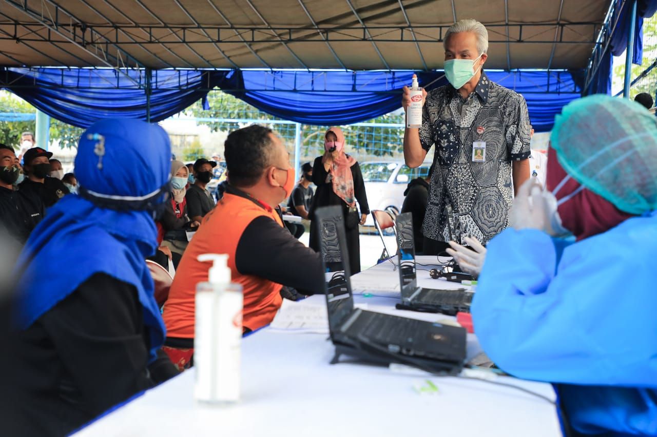 Gubernur Jawa Tengah Ganjar Pranowo bercanda dengan buruh bernama Suparman saat vaksinasi di gedung Universitas Muhammadiyah Magelang, Dok. Humas Prov. Jateng