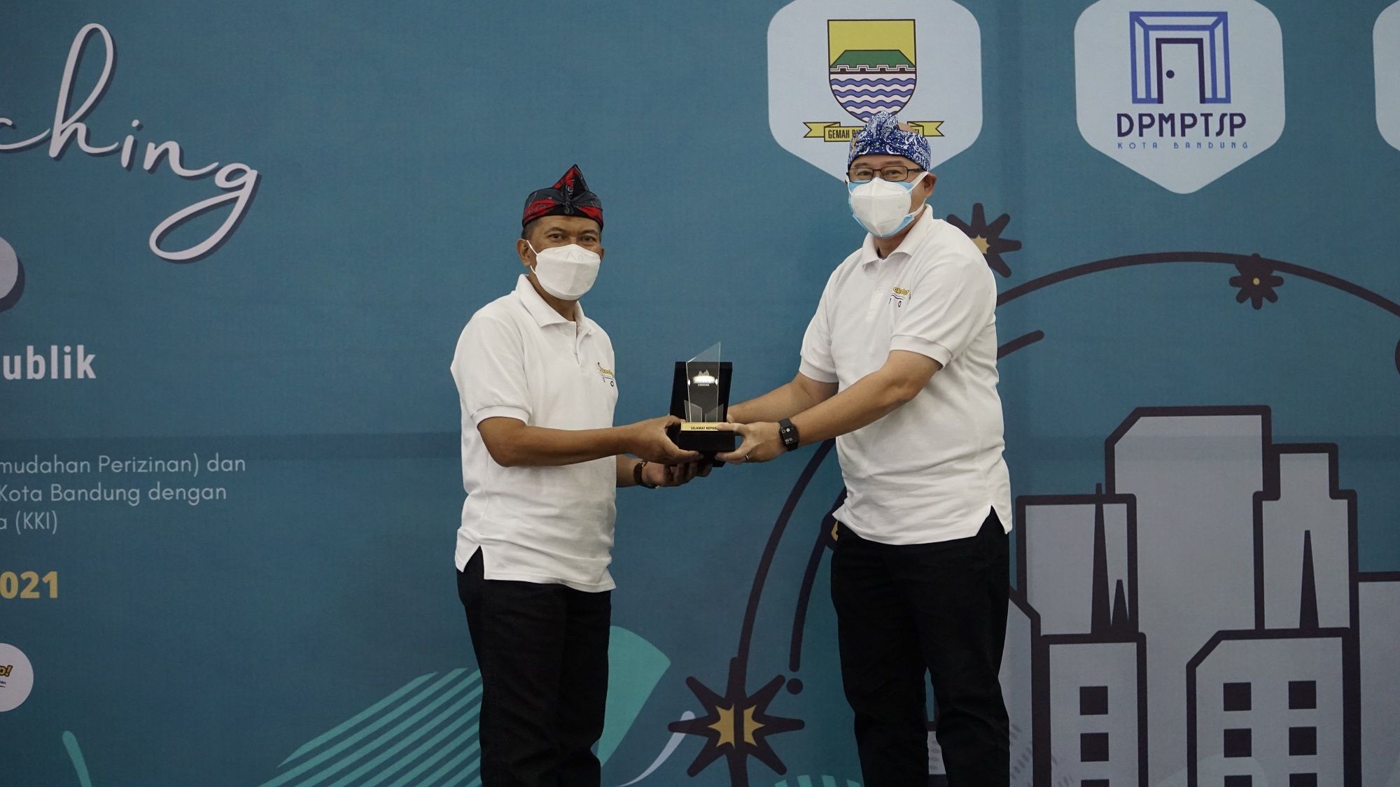 Wali Kota Bandung, Oded M. Danial (kanan) dan Executive Director Summarecon Bandung, Hindarko Hasan (kiri) pada acara Soft Launching Gerai Pelayanan Publik Summarecon Bandung, Kamis (9/9).
