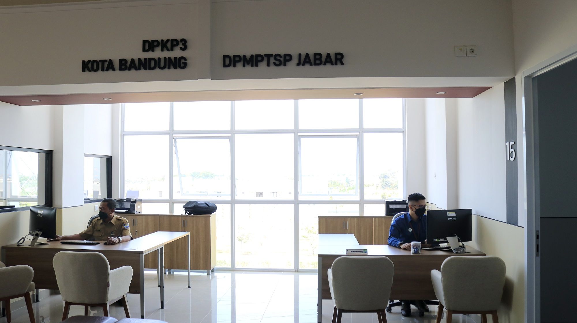 Gerai Pelayanan Publik Summarecon Bandung memiliki 16 instansi pelayanan yang tersebar pada tiga lantai dan didukung dengan penggunaan teknologi informasi. Jenis pelayanan yang dihadirkan mulai dari layanan administratif, jasa, dan tersedia juga pojok UMKM.