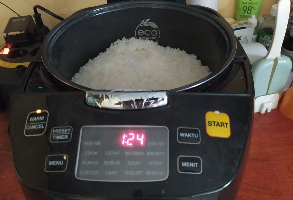 Rice cooker untuk memasak nasi.