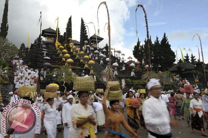 Umat Hindu usai melakukan upacara di Pura Besakih Karangasem dengan membawa sarana upacara