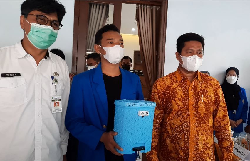 Mahasiswa KKN UMP pencipta tempat sampah sensor cegah Covid 19 dengan Rektor UMP Dr Jebul Suroso. / Tegar