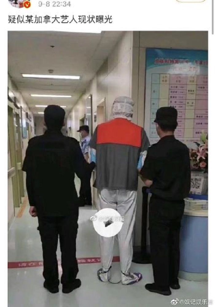 Netizen di Weibo ramai-ramai mengomentari foto tahanan diduga Kris Wu berada di rumah sakit tengah dirantai dan dijaga polisi.*