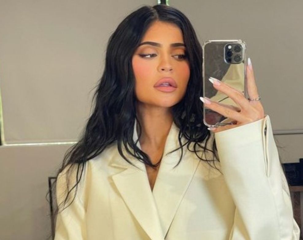 Unggah Foto dengan Tulisan 'Webster', Benarkah Kylie Jenner Telah