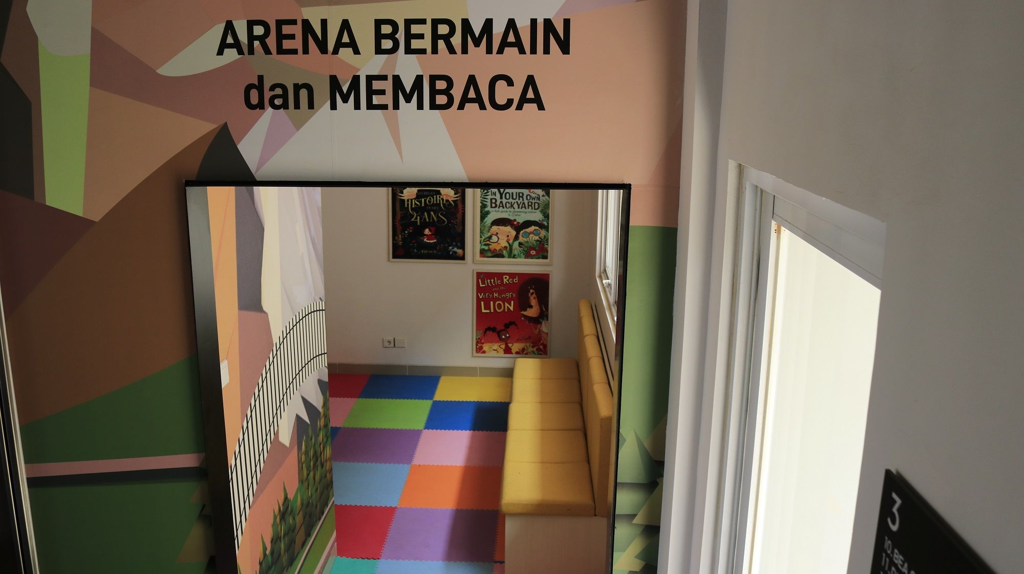 Gerai Pelayanan Publik Summarecon Bandung memiliki fasilitas lift, ruang tunggu, ruang laktasi, musala, ruang baca, ruang bermain, jalur khusus untuk penyandang disabilitas serta fasilitas parkir kendaraan roda dua dan roda empat.