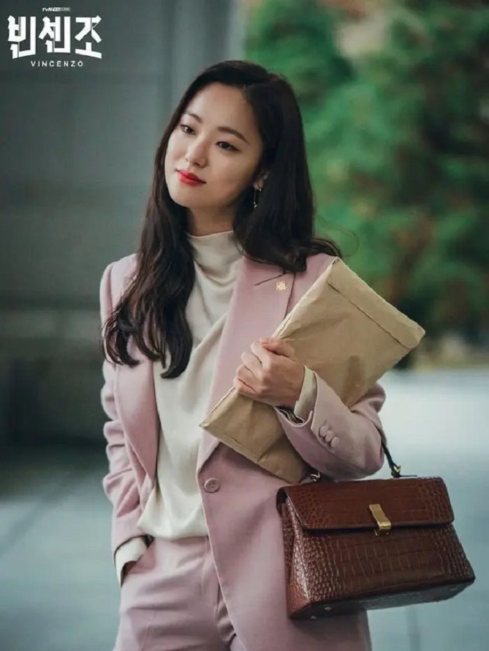 Oufit modis Jeon Yeo Bin dalam busana formal kantoran di drama Korea Vincenzo