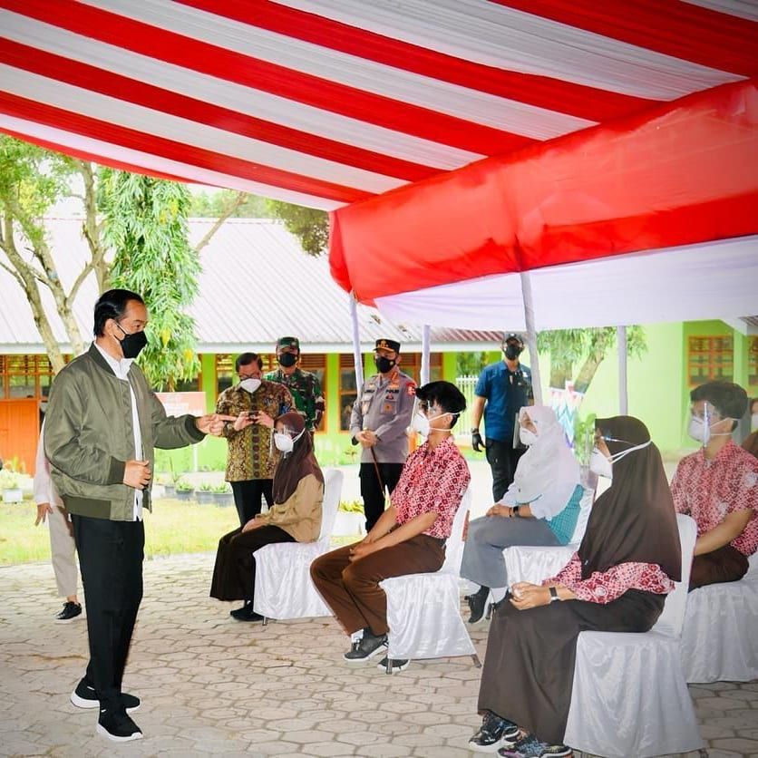 Presiden Jokowi saat meninjau pelaksanaan vaksinasi untuk siswa saat berkunjung ke Kabupaten Wajo, Sulawesi Selatan.