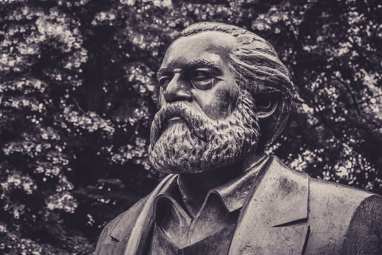 Patung Karl Marx.
