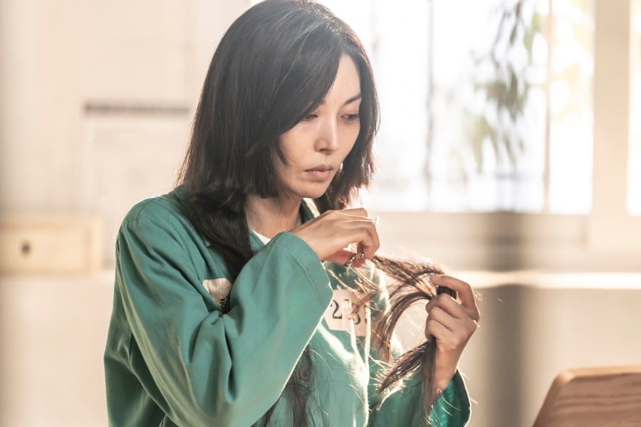 Cheon Seo Jin saat memotong rambutnya di dalam penjara di episode terakhir drakor 'The Penthouse 3'.