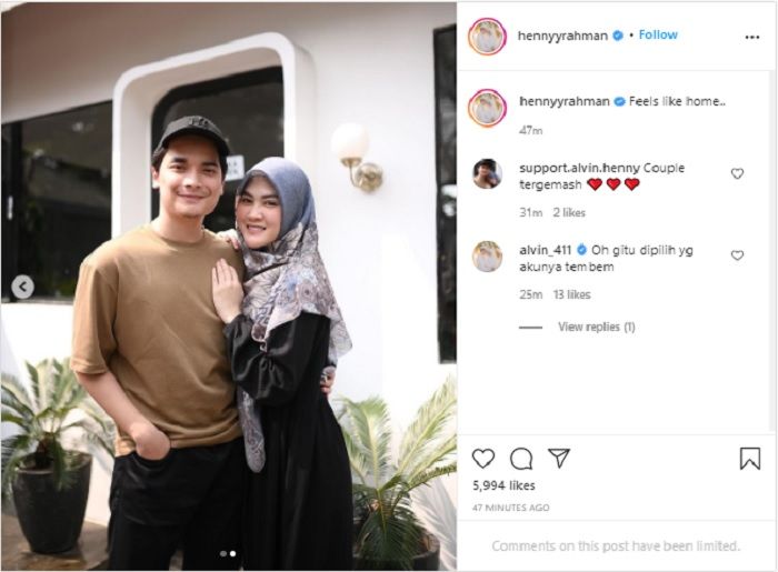 Alvin Faiz seolah tidak terima usai sang istri, Henny Rahman mengunggah foto bersama dirinya, dimana ia merasa pipinya terlihat tembam.*