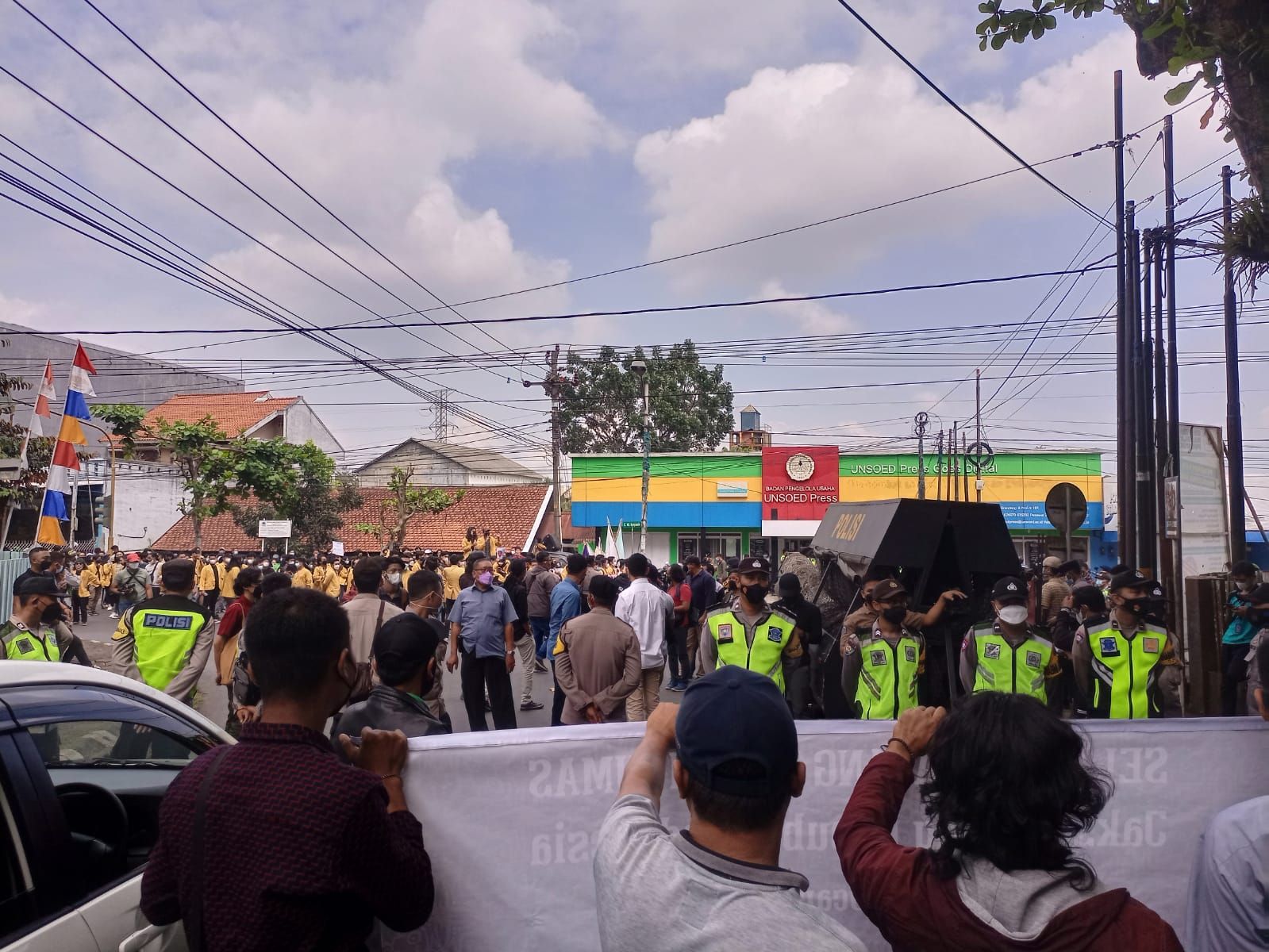 Aksi Unjuk Rasa Mahasiswa Unsoed yang meminta Jaksa Agung ST Burhanuddin usut pelanggaran HAM berat, 10 September 2021. / Nanang Sugiri