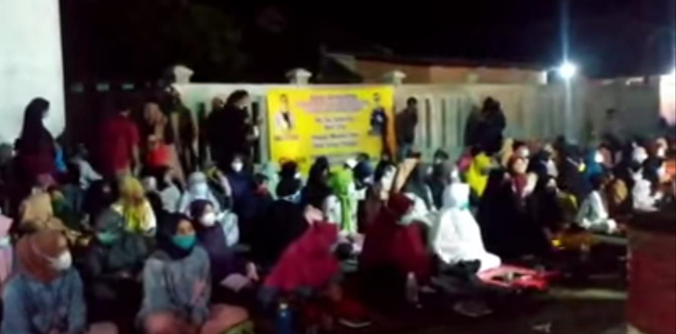 Suasana doa bersama warga Jalan Cagak Subang atas kasus pembunuh ibu dan anak di Subang