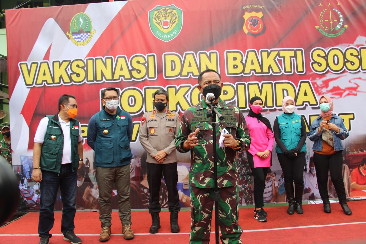 Pangdam lll Siliwangi Brigjen TNI Agus Subiyanto memberikan sambutan di SMP Negeri 6 Kota Tasikmalaya.