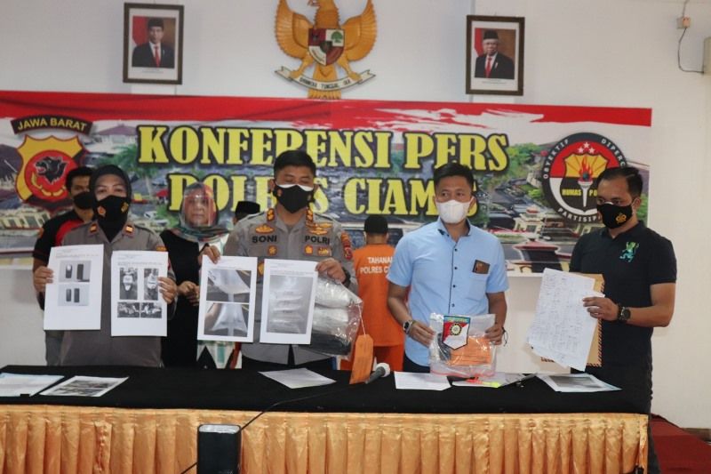 Kapolres Ciamis AKBP Wahyu Broto sedang memperlihatkan BB milik pelaku yang diduga sindikat  ilegal BBL saat konferensi pers.