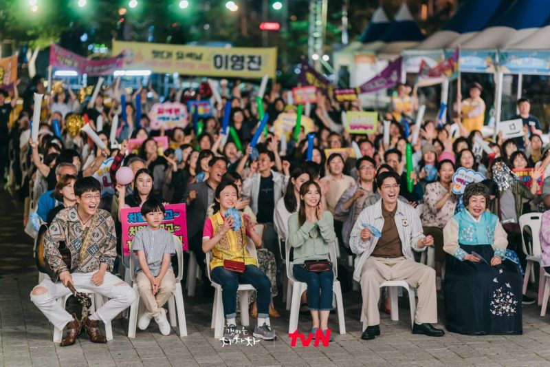 Salah satu adegan di episode 6 Hometown Cha Cha Cha, saat semuanya berkumpul di Festival Kota Gongjin. 