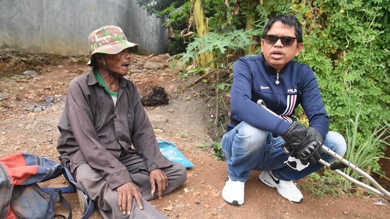 Dedi Mulyadi saat berbincang Rasman, pengemis pura-pura cacat yang kembali ditemukannya