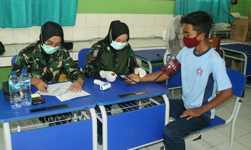 Tim Nakes Lanud Wiriadinata Tasikmalaya sedang memeriksa kesehatan salah satu pelajar.