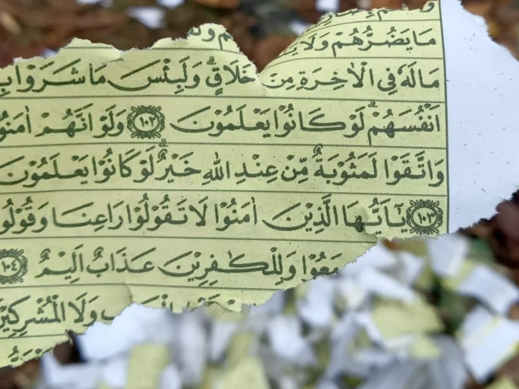 Serpihan kertas lembaran Al- Qur'an yang digunakan untuk membuat petasan.