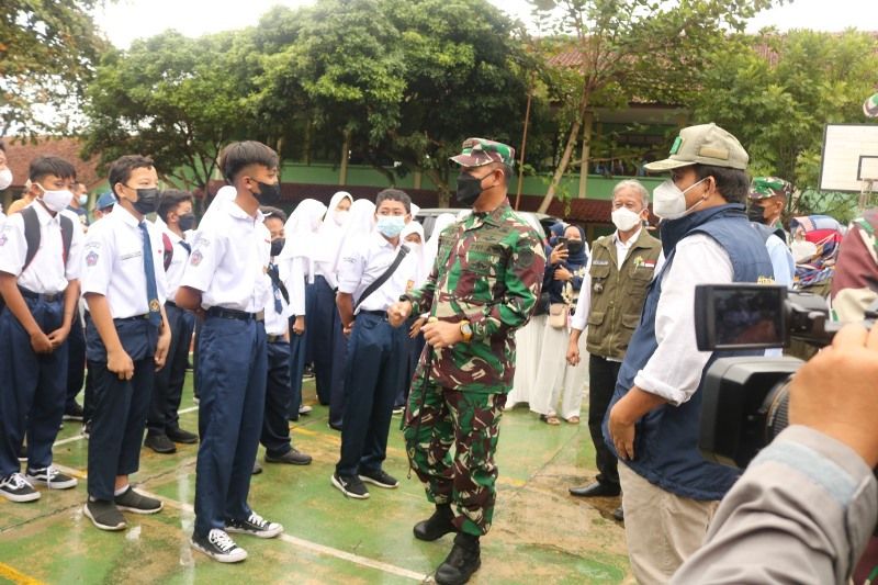 Pangdam III/Siliwangi saat berdialog dengan salah satu pelajar SMPN 1 Cijulang kab pangandaran.